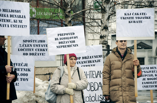 Protest za  odpravo državnega financiranja cerkve