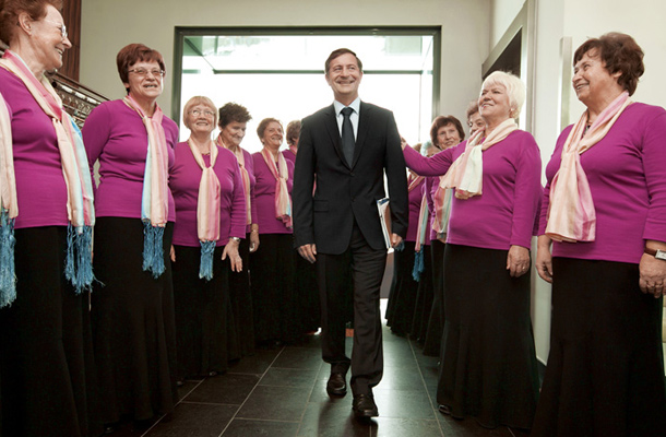 Foto tedna: Novi stari predsednik Karl Erjavec med podpornicami, volilni kongres stranke Desus, Ljubljana