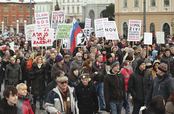 Začetek 3. Vseslovenske ljudske vstaje v Ljubljani, v prvi vrsti Veno Taufer, predsednik Društva slovenskih pisateljev. 