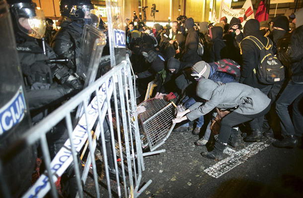 Podiranje ograje pred parlamentom,  Ljubljana, 8. Februar 2013