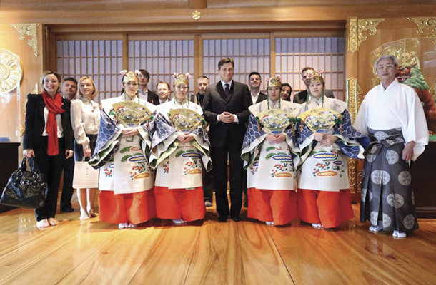 Bojan Požar levo za predsednikom Borutom Pahorjem ob obisku svetišča Meiji na Japonskem