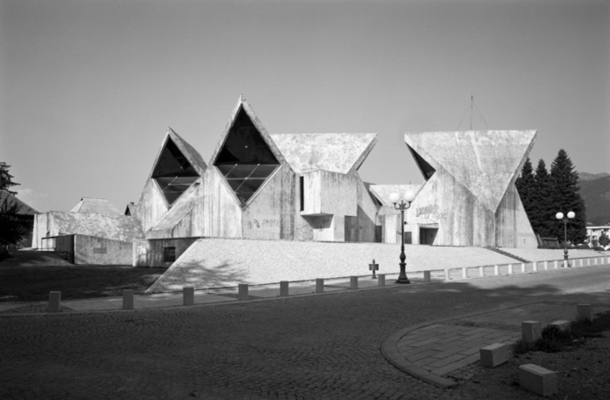 Kulturni center, Kolašin, Črna gora, 1976; arhitekt: Marko Mušič. 