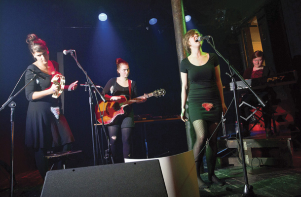 Koncert Maneki Nekoč (A), festival Rdeče zore, Menza pri koritu, Ljubljana