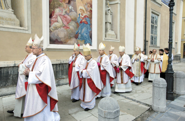 Vrh cerkve pred lanskoletno mašo za domovino 