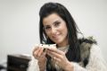 Pevka Nelly Furtado (CAN) z repliko 60.000 let stare paleolitske piščalke, najdene v jami Divja baba, pred koncertom, Hala Tivoli, Ljubljana