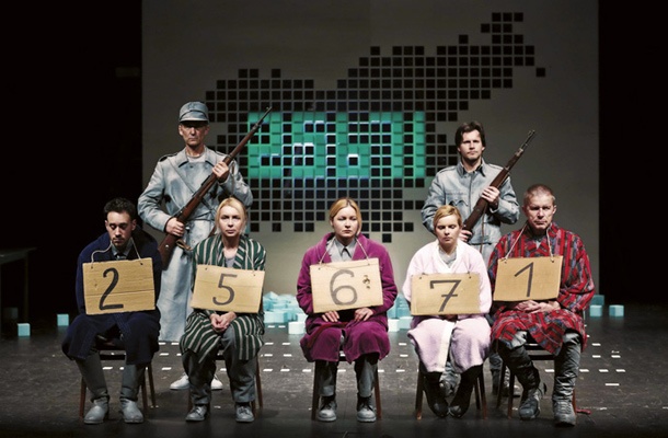 Od vse Slovenije, sestavljene iz kock, ostane le še velik napis – 25.671