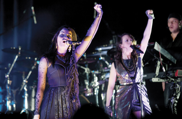 Nelly Furtado je s hiti, ki segajo od plesne elektronike do latina, hip-hopa in pop balad, ponudila soliden koncert, a brez večjih presežkov.