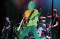 Peter Hook se sodeč po neumornem poskakovanju na odru zelo dobro znajde tudi pri sedeminpetdesetih.