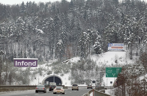 Pomožni objekti so v večini bodisi pritajeni zametki kasnejše konkretnejše gradnje ali inovativni prebliski v obliki kozolcev, na katere se obešajo jumbo plakati. Primer inovativnega kozolca z jumbo plakatom nad predorom Golovec.