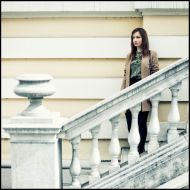 Špela: »Skozi nevzdramen pajčolan.«