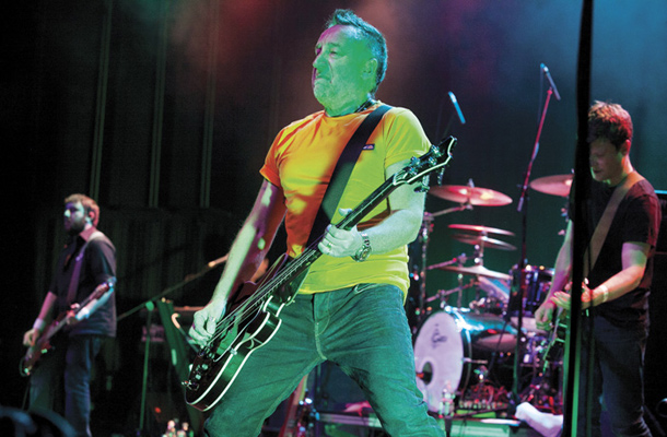 Peter Hook se sodeč po neumornem poskakovanju na odru zelo dobro znajde tudi pri sedeminpetdesetih.