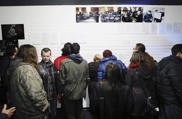 Razstava Zid, instalacija plačilnih nalogov z dogodka Gremo gor, Kino Udarnik, Maribor