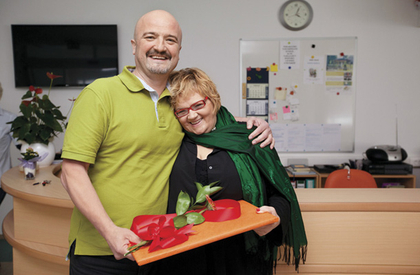 Literata Desa Muck in Primož Suhodolčan, pred Desinim nastopom  Blazno resno o ... Knjižnica Gornja Radgona 