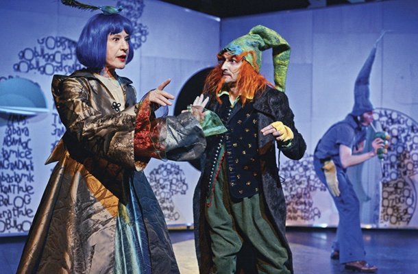 Skozi zgodbo o škratu Kuzmi gledalce vodi pravljična pripovedovalka.