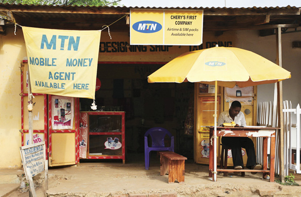 Finančne storitve so dostopne na vsakem koraku: v Keniji je v primerjavi z okoli 840 bančnimi poslovalnicami 17. 500 malih posrednikov mobilnega bančništva. 