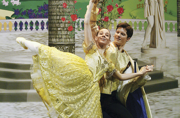 Pepelka in njen princ v 45-minutni predstavi za otroke, starejše od treh let 