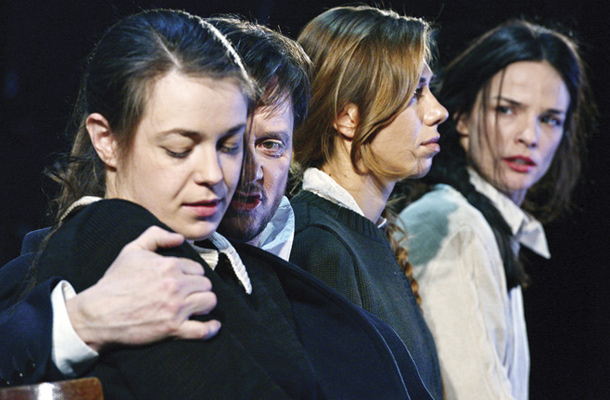 Tri sestre, Maša (Nina Ivanišin), Olga (Alida Bevk) in Irina (Tina Vrbnjak), s polkovnikom Veršininom (Branko Šturbej). / Foto: SNG Drama Ljubljana