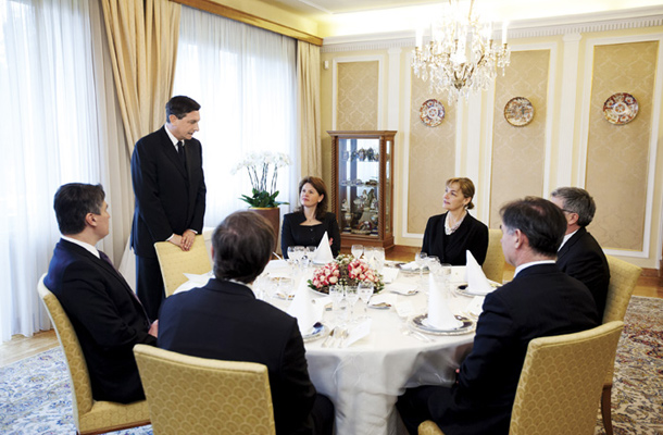 Foto tedna: Slavnostno kosilo pri predsedniku republike po ratifikaciji hrvaške pristopne pogodbe: hrvaški premier Zoran Milanović, predsednik Borut Pahor, zunanji minister Karl Erjavec, premierka Alenka Bratušek, hrvaška zunanja ministrica Vesna Pusić in predstavnik hrvaškega parlamenta Milorad Pupovac in obrambni minister Roman Jakič 