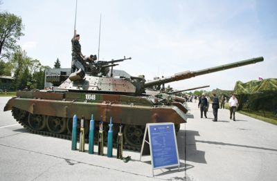 Igranje s 50 milijoni: Prenovljeni tank z novim imenom M55-S. Deset let so jih prenavljali. Jih za pet let uskladiščili. Nato jih za 5 let konzervirali. Sedaj se jih bodo dokončno rešili. 