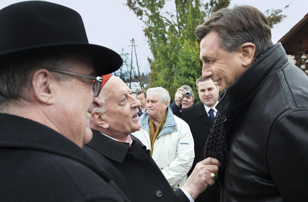 Foto tedna Ljubeznivo pomenkovanje predsednika države Boruta Pahorja in kardinala Franca Rodeta na prireditvi ob prazniku slovenske zastave v Spodnji Slivni pri Vačah 