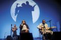 Koncert Amandou&Mariam: Fotografija je nastala na vaji, saj Mariam in Amadou projekt izvajata v popolni temi.