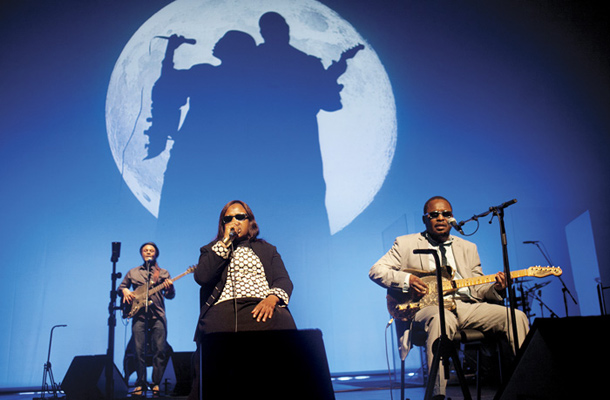 Koncert Amandou&Mariam: Fotografija je nastala na vaji, saj Mariam in Amadou projekt izvajata v popolni temi.