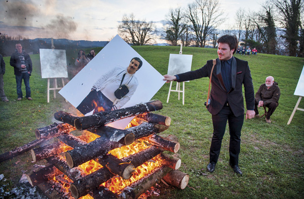 Dušan Smodej med performansom na fotografski razstavi, Marof, Novo mesto