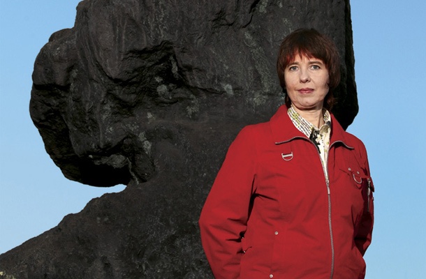 Marija Mojca Pungerčar pred spomenikom Riharda Jakopiča v ljubljanskem parku Tivoli