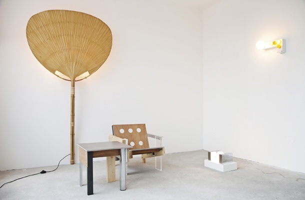 Soba Situacija 5: luč Uchiwa (Ingo Maurer, 1977), stol in miza Script (Lucas Maassen, 2009) in luč Twenty Four (Ettore Sottsass, 1986).