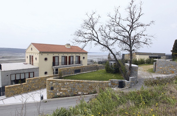 Vitoslav Türk je doslej za svojo vilo plačeval par deset evrov stavbnega nadomestila. Če bi v Sloveniji uvedli davek na nepremičnine bi moral Türk za  ta objekt, ocenjen na 869 tisoč evrov, plačevati okrog 2600 evrov nepremičninskega davka.