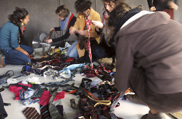 Projekt Socialdress: predelava kravat v Fabrica de Pensule Cluj v romunski Napoci, 2011. 