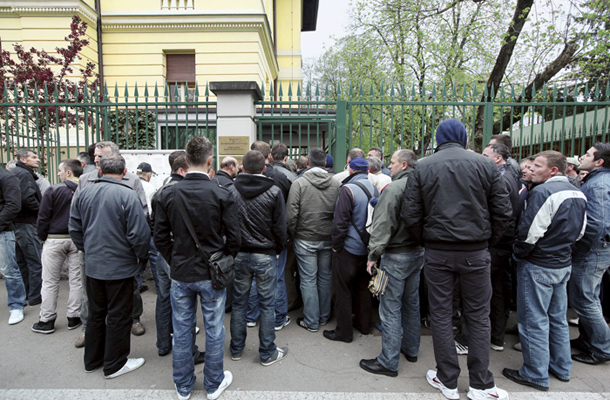 Čakajoči na nemške delovne vize pred nemškim veleposlaništvom v Ljubljani