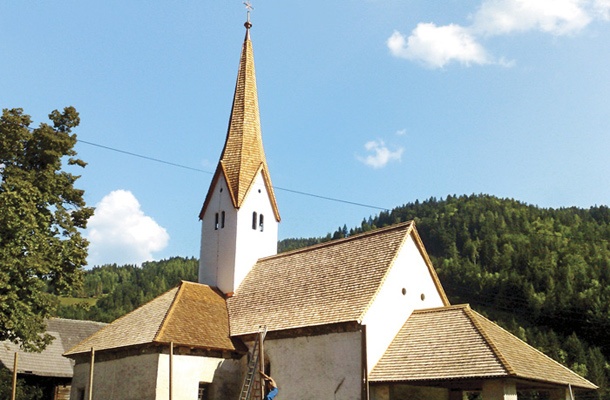 Cerkev Sv. Janeza Krstnika v Poljani pri Prevaljah na Koroškem je preprosta vaška podružnica iz 14. stoletja. Prvotno je bila prekrita na koroški način z manjšimi in tanjšimi skodlami, cepljenimi v klin. Pokrivanje streh s skodlami se razlikuje od dežele do dežele, Koželj se drži močnih gorenjskih skodel in jih polaga v dveh slojih. Skodle se pribijejo na late v vertikalni legi, v drugem sloju pa se stik dveh spodnjih prekrije z vrhnjo.