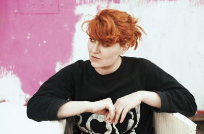 Vanja Bazdulj je po slabih dveh letih dela v arhitekturi spoznala, da projektiranje ni zanjo. V tujini je magistrirala iz oblikovanja in sedaj v Londonu vodi svoj studio (www.vanjabazdulj.com), v katerem oblikuje in izdeluje predmete za dom – od skodelic za kavo do stolov. Del svojega uspeha pripisuje arhitekturni izobrazbi: »Arhitektura mi je ponudila širok spekter znanja, zelo uporabnega za oblikovanje funkcionalnih in nefunkcionalnih objektov in predmetov, od grafike do form.« 