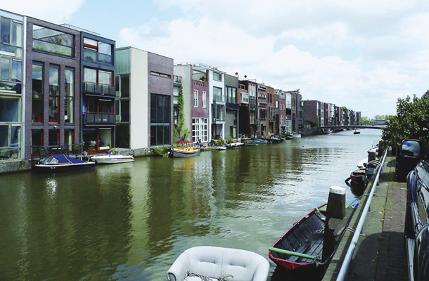 Različice fasad posameznih hiš v nizu ob vodi, urbanizem studia West 8. (Amsterdam, Nizozemska) 