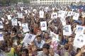 Slike umrlih in pogrešanih delavcev na protestu v Bangladešu