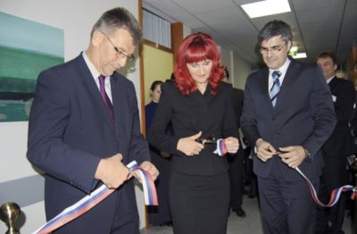 Zdravniki s.p.: Predstojnica oddelka za radiologijo iz murskosoboške bolnišnice Marija Šantl Letonja, ob otvoritvi aparata za magnetno resonanco leta 2011. S svojim s.p. je od leta 2007 od bolnišnic prejela že skoraj pol milijona evrov. 