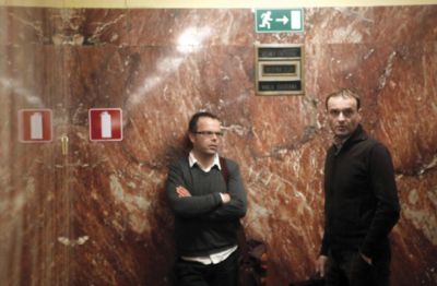 Vse več novinarjev na s.p.: Ustvarjalca Pogledov Slovenije Bojan Traven in Uroš Slak imata kot s.p. za okrog 30 odstotkov višje prejemke, kot če bi bila redno zaposlena. 