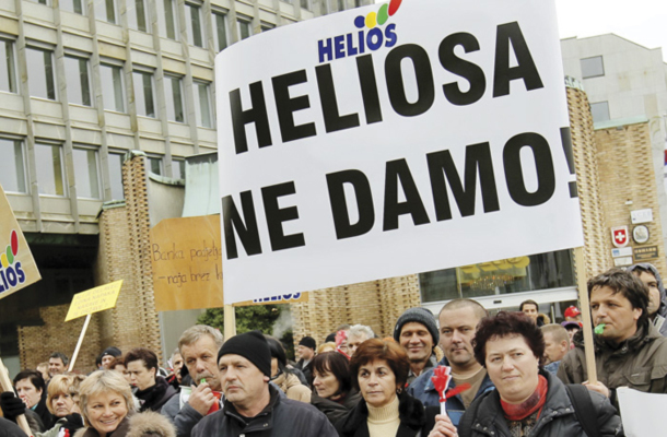 Delavci Heliosa in Cinkarne so jeseni leta 2011 v Ljubljani demonstrirali proti prodaji njihovih podjetij 