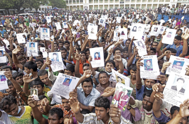 Slike umrlih in pogrešanih delavcev na protestu v Bangladešu