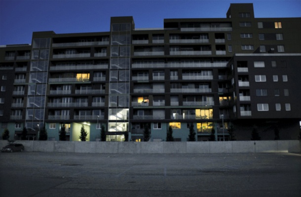 Z zakonom o sistemski razdolžitvi se bo premoženje mrtvih podjetij, kot so SCT, Vegrad in Primorje, umaknilo iz stečajnih postopkov. Banke upnice bodo tako lahko končno prodale zasežena stanovanja, denimo Vegradova stanovanja v Celovških dvorih, ki jih neusmiljeno načenja zob časa.