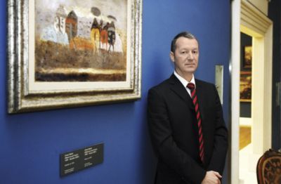 Igor Lah je eden najbogatejših Slovencev. Svoje premoženje vlaga tudi v slike Zorana Mušiča. Na fotografiji ob umestitvi ene od njih v stalno zbirko Narodne galerije v Ljubljani. 