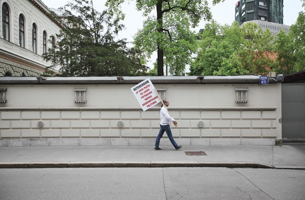 Eden izmed redkih demonstrantov, ki so se minuli teden zbrali pred vlado in protestirali zaradi omejevanja demokracije