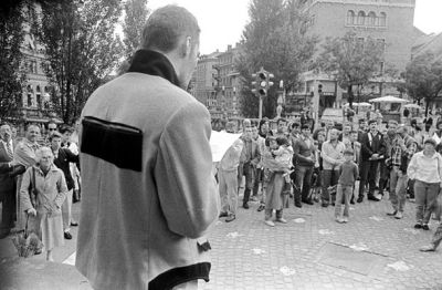 1. junija 1988, dan po aretaciji Janeza Janše, je javnost o dogodkih na Prešernovem trgu obvestil Gorazd Suhadolnik, član uredništva Mladine.