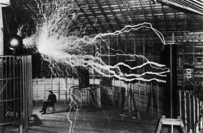 Nikola Tesla v svojem laboratoriju dokazuje „sožitje“ z umetno izvedeno strelo v jakosti milijona voltov.