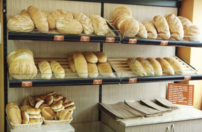 Kdo in na kakšen način peče kruh?