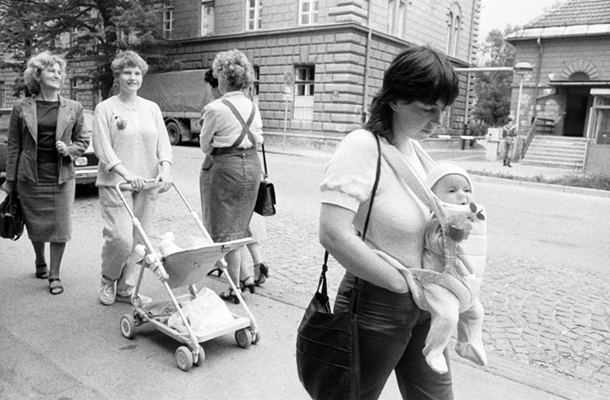 Ženski pogum: 12. junija 1988, deset dni pred prvim velikim javnim protestom, se je skupina žensk in mamic protestno sprehajala pred vojaškim zaporom na Metelkovi, v katerem so bili zaprti Janša, Tasić in Borštner.