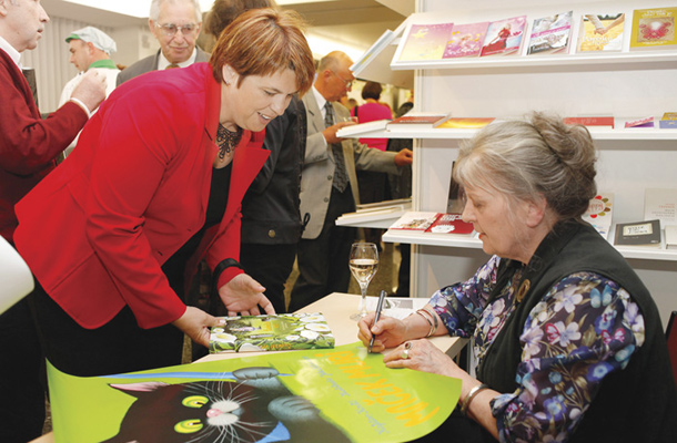 Claudia Mestnik Jerina in ilustratorska legenda Jelka Reichman, odprtje 36. dolenjskega knjižnega sejma, Galerija Krka, Novo mesto