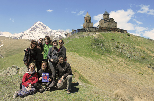 Gergeti (2170 m), v ozadju gora Kazbegi (5033m), Gruzija / Foto Marko Funkl