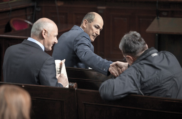 Foto tedna Topel pozdrav dveh obtožencev, ki sta se na isti zatožni klopi v korupcijski aferi znašla po naključju. Janez Janša in Tone Krkovič, sojenje v zadevi Patria, Ljubljana 